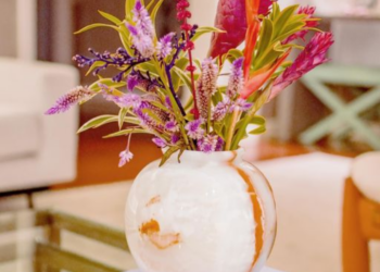Descubra as últimas tendências de decoração com vasos de pedra ônix. Adicione elegância e sofisticação ao seu ambiente com peças únicas e versáteis. Confira nossas dicas de decoração!