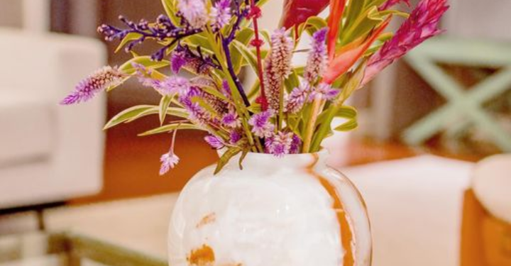 Descubra as últimas tendências de decoração com vasos de pedra ônix. Adicione elegância e sofisticação ao seu ambiente com peças únicas e versáteis. Confira nossas dicas de decoração!