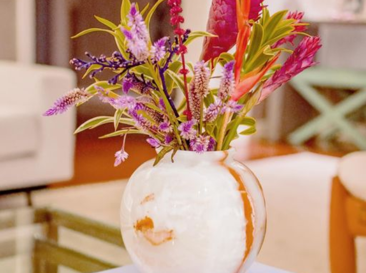 Descubra as últimas tendências de decoração com vasos de pedra ônix. Adicione elegância e sofisticação ao seu ambiente com peças únicas e versáteis. Confira nossas dicas de decoração!